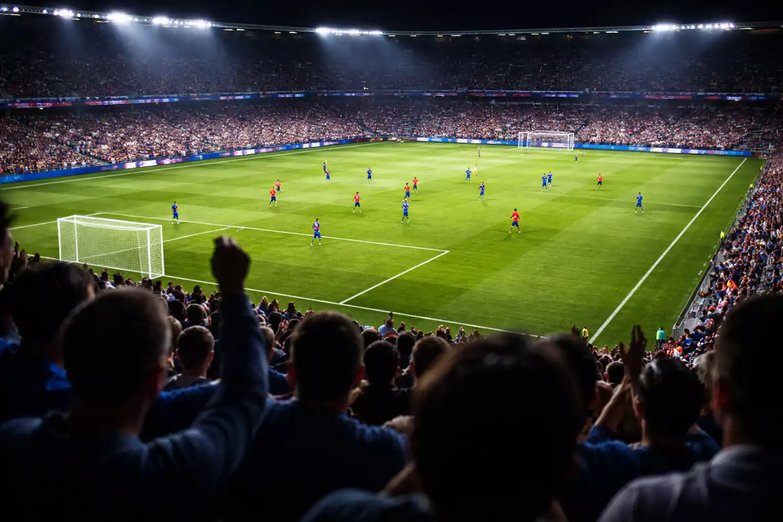 Partido de f&uacute;tbol en directo visto desde las gradas del estadio