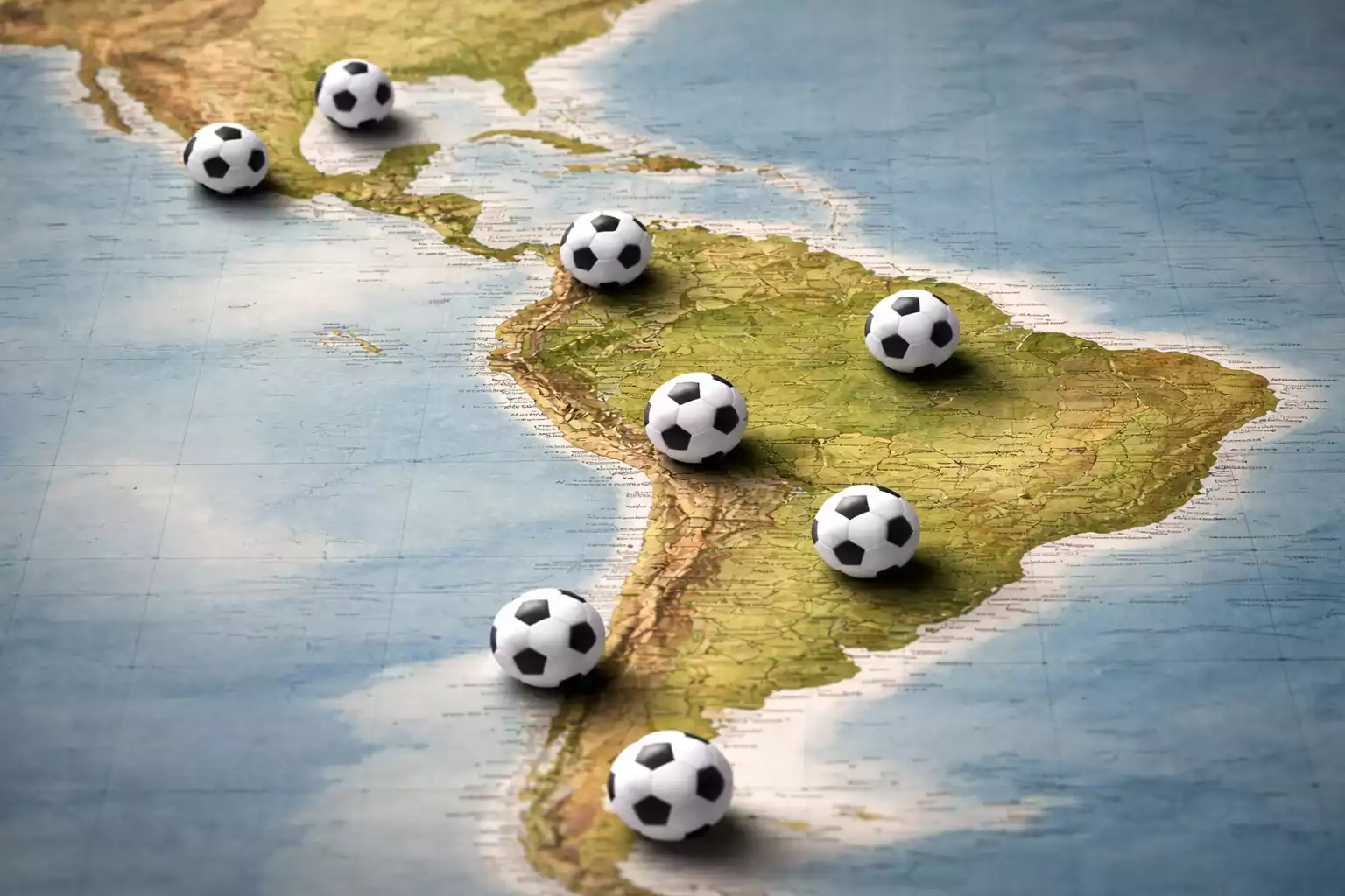 Mapa de Am&eacute;rica Latina con balones de f&uacute;tbol destacados